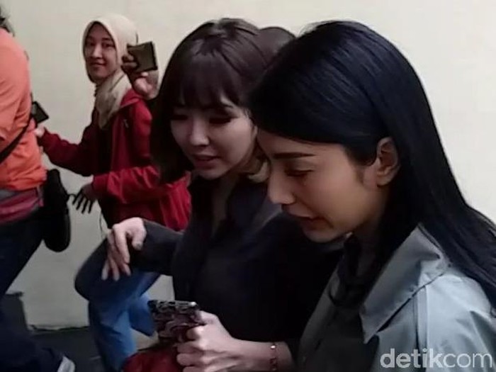 Gisel dan Tyas Mirasih Penuhi Panggilan Polda Jatim