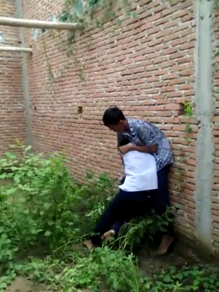 Viral 2 siswa SMP diadu di gedung kosong (Screenshot video viral)