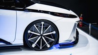 Mobil konsep ini disapa dengan Toyota Ambivalent RD Prius PHV Concept.