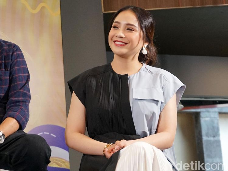 Jangan Iri, Ini Jumlah Uang Bulanan Para Artis dari Suaminya