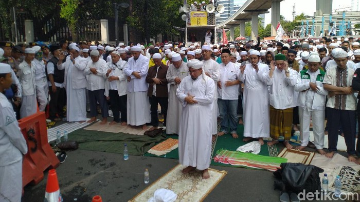 Massa FPI-PA 212 Salat Berjamaah di Depan Kedubes India.