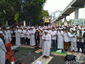 Massa FPI-PA 212 Salat Berjemaah di Depan Kedubes India
