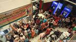 Mengular! Begini Antrean Masker Murah di Pasar Pramuka
