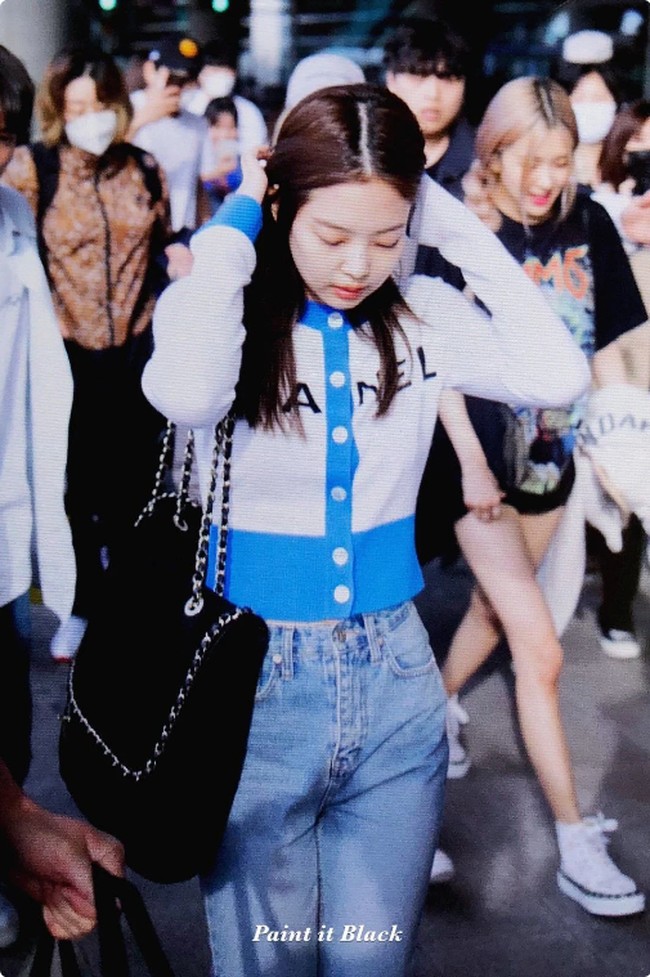 10. Chanel Pharrell XXL Flap BagJennie Blackpink punya tas Chanel Pharrell lain. Tas terbesarnya ini pun dijual $9,000 (Rp 128 jutaan). Jennie memadukannya dengan sweater Chanel sehingga tak heran jika ia dijuluki Chanel berjalan.  Foto: Fansite