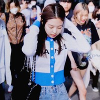 10. Chanel Pharrell XXL Flap BagJennie Blackpink punya tas Chanel Pharrell lain. Tas terbesarnya ini pun dijual $9,000 (Rp 128 jutaan). Jennie memadukannya dengan sweater Chanel sehingga tak heran jika ia dijuluki Chanel berjalan.  Foto: Fansite