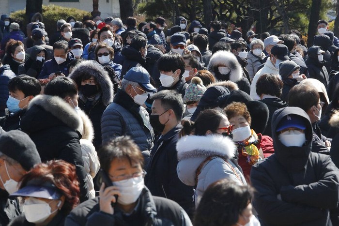 Permintaan akan masker meningkat di Korea Selatan imbas wabah virus corona di Negeri Ginseng. Guna penuhi kebutuhan masyarakat, Korsel melarang ekspor masker.