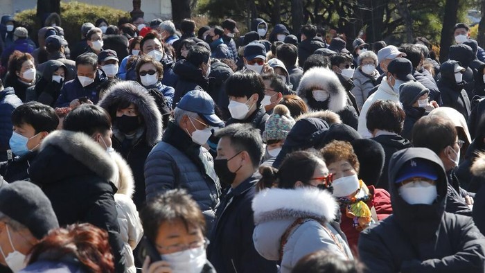 Permintaan akan masker meningkat di Korea Selatan imbas wabah virus corona di Negeri Ginseng. Guna penuhi kebutuhan masyarakat, Korsel melarang ekspor masker.
