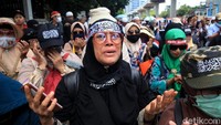 Para peserta aksi tampak mengenakan berbagai atribut saat ikut serta dalam aksi solidaritas terhadap umat Muslim di depan kantor Kedubes India.