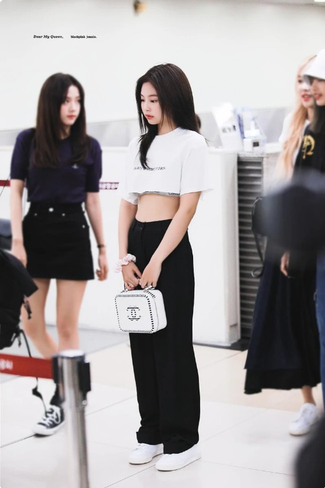 8. Chanel Vanity CaseKali itu Jennie Blackpink mengenakan tas model case dari Chanel. Tas elegan seharga $5,000 (Rp 71 jutaan) ini dikombinasikan dengan padanan crop top yang kasual.  Foto: Fansite
