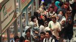 Mengular! Begini Antrean Masker Murah di Pasar Pramuka