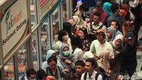PD Pasar Jaya melakukan operasi pasar sejak Kamis (5/3/2020) kemarin untuk membuat harga masker kembali terjangkau. Pihaknya membanjiri pasar dengan total 1 juta pieces (pcs) masker alias 20 ribu box masker ke pasar.