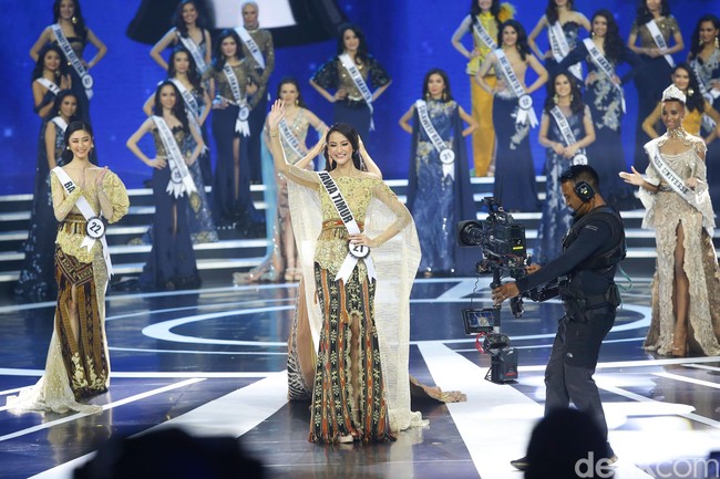 Ayu Maulida yang memiliki tinggi badan 177,5 cm itu terpilih sebagai juara setelah menaklukkan pertanyaan di babak top 3 Pemilihan Puteri Indonesia 2020. Ayu mendapat pertanyaan dari  Penasihat Utama Yayasan Puteri Indonesia Putri Kuswisnu Wardani mengenai arti bahagia. Foto: Grandyos Zafna/Detikcom