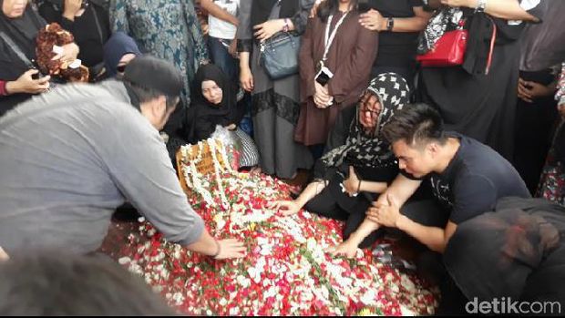 Baim Wong Kenang Pelajaran Berharga dari Almarhumah Ibunya 