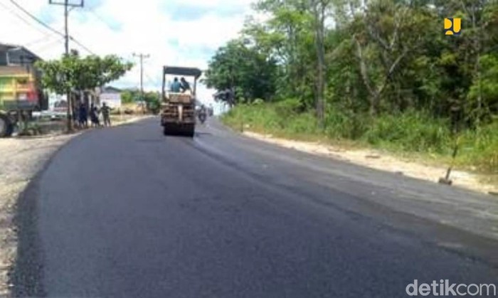 Jalan Paralel Perbatasan Kalbar Tembus 811 Km Kementerian PUPR membangun jalan paralel perbatasan di Kalimantan Barat. Hingga Februari 2020, Jalan paralel 811.32 km tersebut telah tembus seluruhnya dari Temajok hingga Batas Provinsi Kalbar/Kaltim.