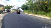 Jalan paralel perbatasan Kalbar sepanjang 811.32 km terbagi menjadi dua yakni 607.81 km berstatus jalan non nasional dan 203.51 km jalan nasional. Istimewa/Kementerian PUPR.