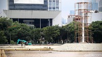 Ekskavator terus bekerja mengeruk dan meratakan tanah di area proyek.