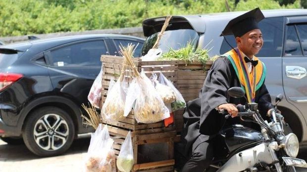 Keren! Demi Tuntaskan Kuliah, Pria Ini Jual Sayur Keliling