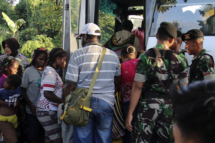 Warga Tembagapura Papua Dievakuasi karena Takut KKB Sejumlah warga sipil menaiki bus milik PT Freeport Indonesia saat evakuasi di perkampungan Distrik Tembagapura, Kabupaten Mimika, Papua, Jumat (6/3/2020). Ratusan warga dievakuasi ke wilayah perkotaan Timika karena akses logistik ke wilayah perkampungan terputus akibat baku tembak antara TNI/Polri dengan Kelompok Kriminal Separatis Bersenjata (KKSB) beberapa hari terakhir. ANTARA FOTO/Sevianto Pakiding/wpa/aww.