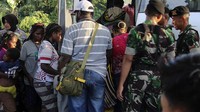Warga di Distrik Tembagapura, Mimika, dievakuasi dengan pengawalan ketat TNI.