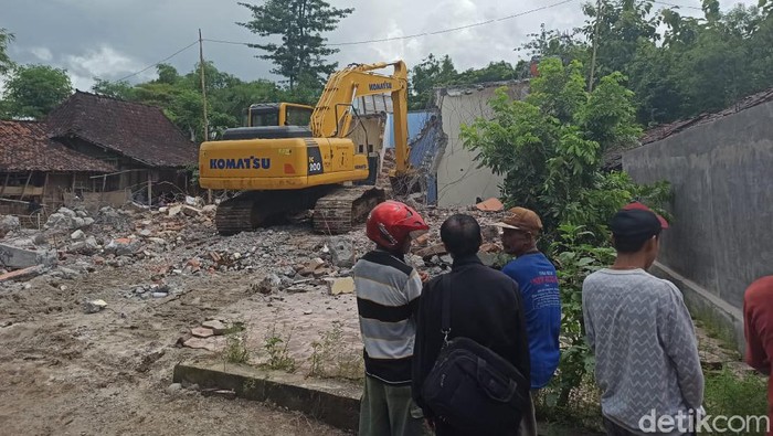 rumah dirobohkan karena istri selingkuh