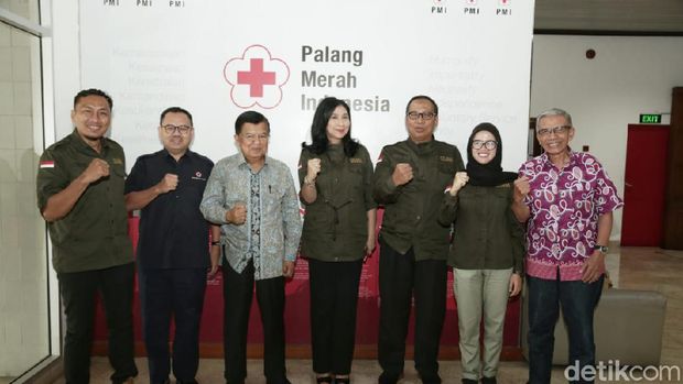 Foto bersama setelah silaturahmi dan berdiskusi untuk memperkuat sinergi dalam kegiatan sosial kemanusiaan.