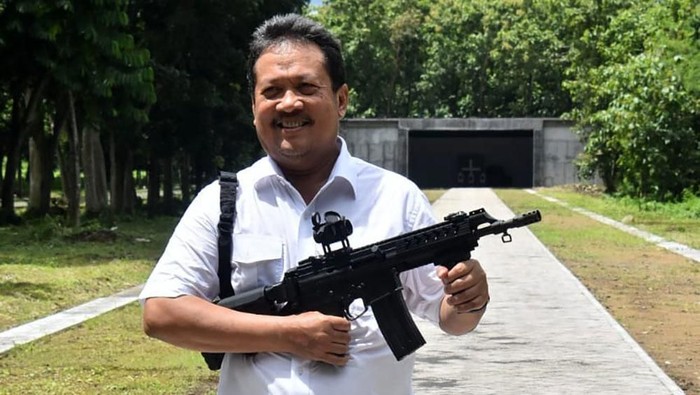 Wakil Menteri Pertahanan (Wamenhan) Republik Indonesia, Sakti Wahyu Trenggono dan Sekretaris Jenderal (Sekjen) Kementerian Pertahanan (Kemhan), Laksda TNI Agus Setiadji meninjau secara langsung fasilitas Divisi Munisi PT Pindad (Persero) yang berlokasi di Turen, Malang pada Jumat, (6/3) kemarin.