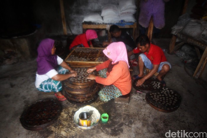 Sejumlah pekerja menyelesaikan proses pembuatan kerupuk bunter di Cijaringo, Kampung Bunter, Desa Cihanjuang Kecamatan Cimanggung, Kabupaten Sumedang, Jawa Barat, Sabtu (7/3/2020). Melihat Proses Pembuatan kerupuk bunter yang masih menjaga keasliannya dengan menggunakan tenaga manusia dan alat-alat tradisional yang masih tergolong kuno.