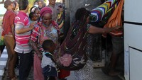 Warga dievakuasi ke Timika karena akses logistik ke Distrik Tembagapura terputus pasca penyerangan mobil patroli hingga kantor polisi oleh KKB.