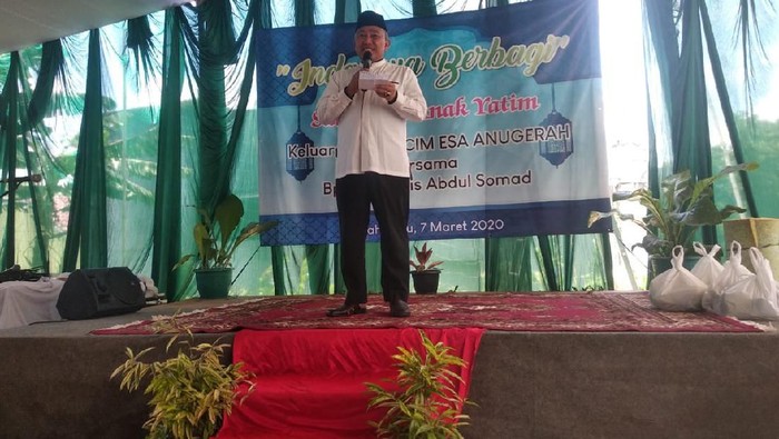 Wali Kota Depok Mohammad Idris dalam santunan anak yatim.