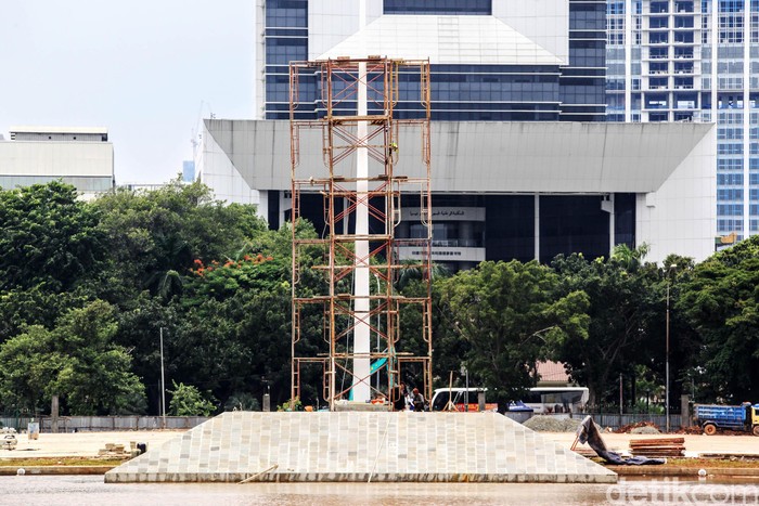 Melihat Progres Terkini Proyek Revitalisasi Monas Proyek revitalisasi Monas terus dikerjakan, Sabtu (7/3/2020). Yuk lihat progres proyek yang sempat dihentikan sementara itu.