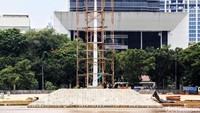 Sejumlah pekerja menyelesaikan pembangunan tiang di area kolam.