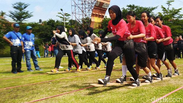 Disbudpora Provinsi Jabar menggelar lomba olahraga tradisional di Taman Lokasana, Ciamis, Sabtu (7/3/2020). Lomba yang diikuti perwakilan dari 7 Kota/Kabupaten itu berlangsung seru.