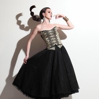 Sementara itu Melanie Putria, Puteri Indonesia 2002 yang dulu juga menjadi perwakilan Sumatera Barat tetap mendukung Kalista Iskandar lewat komentar nya di Instagram. Dear Kalista, Harus tetap semangat ya!! tulisnya. Foto: Instagram/@kalistaiskandar