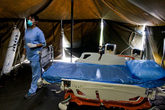 Antisipasi Pencegahan Sebaran Virus Corona di Siloam Grup Berbagai upaya dilakukan oleh negara-negara lain dalam mengendalikan penyebaran Virus Corona (COVID-19). Siloam Hospitals Group pun akhirnya mulai menerapkan langkah-langkah itu sedari dini. Apa saja?