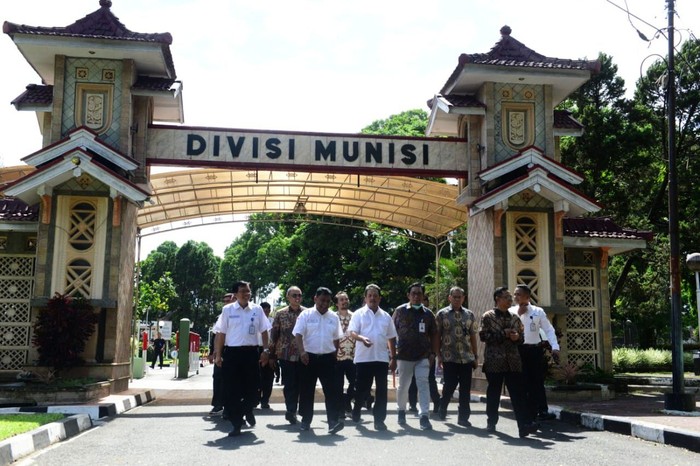 Wakil Menteri Pertahanan (Wamenhan) Republik Indonesia, Sakti Wahyu Trenggono dan Sekretaris Jenderal (Sekjen) Kementerian Pertahanan (Kemhan), Laksda TNI Agus Setiadji meninjau secara langsung fasilitas Divisi Munisi PT Pindad (Persero) yang berlokasi di Turen, Malang pada Jumat, (6/3) kemarin.