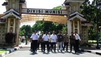Wamenhan Sakti Wahyu Trenggono didampingi Sekjen Kementerian Pertahanan Laksda TNI Agus Setiadji melakukan kunjungan ke Divisi Munisi PT Pindad (Persero) di Turen, Malang, Jumat, (6/3) kemarin. Istimewa/Humas PT Pindad