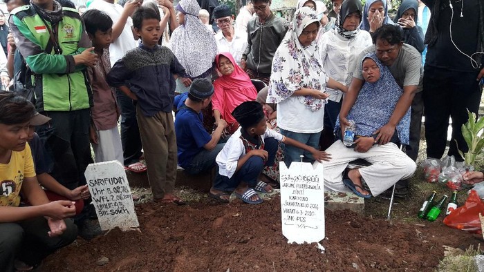 Bocah A (5), korban pembunuhan dimakamkan di TPU Karet Bivak