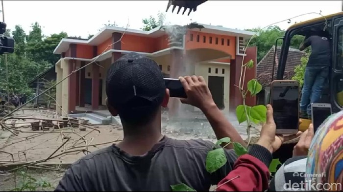 rumah dirobohkan karena istri selingkuh