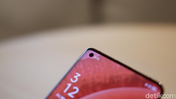 Oppo Find X2 mengadopsi punch hole di sisi kiri atas. Di sana terdapat kamera berukuran 32 MP. Foto: Adi Fida Rahman/detikINET