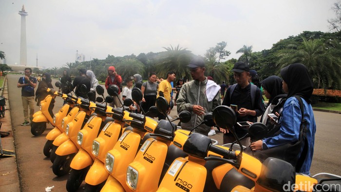 Para penyewa menikmati layanan gratis sepeda listrik di kawasan Monumen Nasional (Monas) Jakarta, Sabtu (7/3/2020). Sejauh ini pemerintah masih menggodok regulasi terhadap keberadaan sepeda listrik.