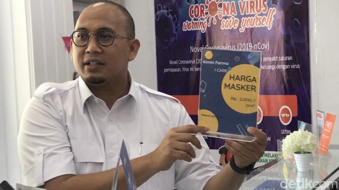 Anggota Komisi VI DPR-RI Andre Rosiade melakukan sidak penjualan masker serta hand sanitizer di apotek Kimia Farma di Padang, Sumatera Barat.