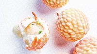 Buah srikaya yang banyak dicari saat Imlek ini pun dibuat bentunya oleh Chef Cedric Grolet. Buah srikaya itu dibentuk sangat cantik, setiap tekstur buahnya terlihat sangat mirip. Di dalamnya berisikan cake lembut yang manis. Foto: Instagram @cedricgrolet
