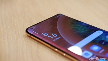 Layar Find X2 Pro dilindungi Gorilla Glass 6. Pinggirannya dibuat melengkung 67,8 derajat yang menciptakan efek visual borderless. Foto: Adi Fida Rahman/detikINET