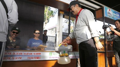 Dermaga Penyeberangan Sanur-Nusa Penida Disemprot Disinfektan