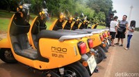 Pengunjung bisa menggunakan sepeda listrik itu secara gratis.