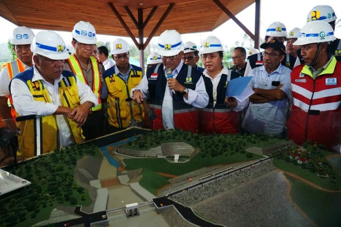 Megahnya Proyek Penangkal Banjir di Sulawesi Utara Kementerian PUPR tengah menyelesaikan pembangunan Bendungan Kuwil Kawangkoan di Minahasa Utara, Sulawesi Utara. Intip yuk megahnya Bendungan Kuwil Kawangkoan.