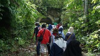 Namanya adalah Benteng Karang Bolong, di mana sisa bentengnya mengelilingi sebagian pulau Nusakambangan dan memanjang hingga atas bukit (Randy/detikcom)  