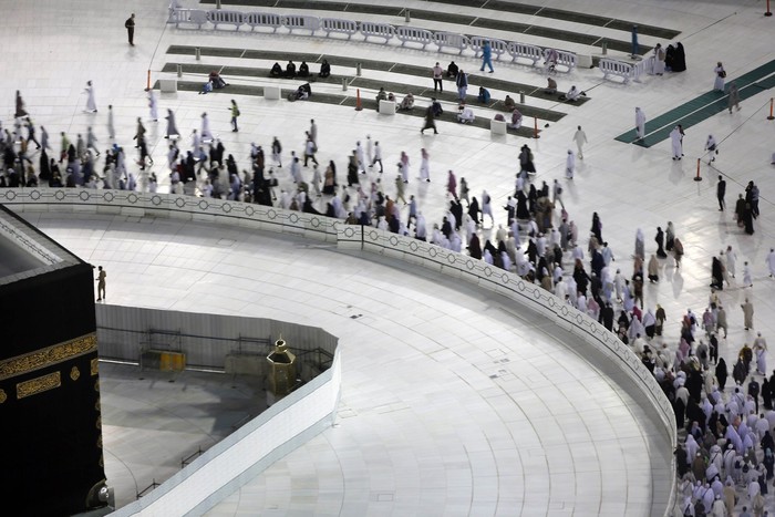 Masjidil Haram Kembali Dibuka Pemerintah Arab Saudi kembali membuka pelataran tawaf Masjidil Haram. Namun, pembukaan pelataran tawaf ini bukan untuk jemaah umrah. Melainkan hanya untuk tawaf-tawaf sunah.