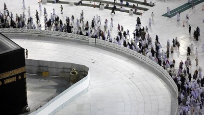 Potret Kabah yang Kembali Dikelilingi Jemaah Tawaf