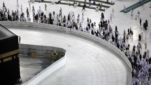 Potret Kabah yang Kembali Dikelilingi Jemaah Tawaf